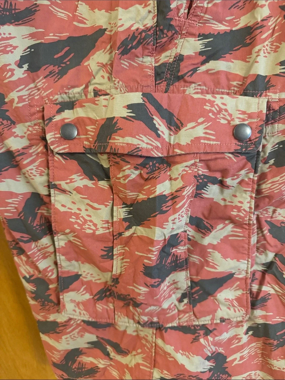 Levi’s Men’s Red Black Camo Snap Cargo Utility Shorts Style 13581 Size 36